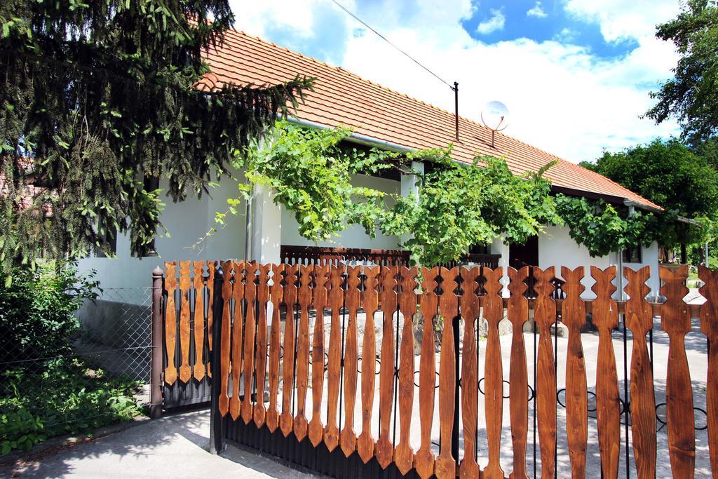 Lugas Vendeghaz Hotel Felsőtold Exterior foto