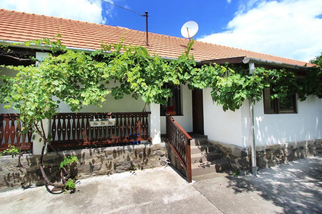 Lugas Vendeghaz Hotel Felsőtold Exterior foto