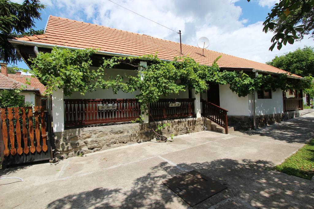 Lugas Vendeghaz Hotel Felsőtold Exterior foto